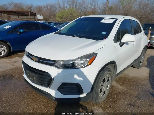 KL7CJKSB8JB549629 2018 CHEVROLET TRAX - Image 2