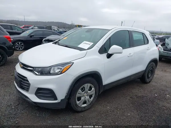 KL7CJKSB8JB557763 2018 CHEVROLET TRAX - Image 2