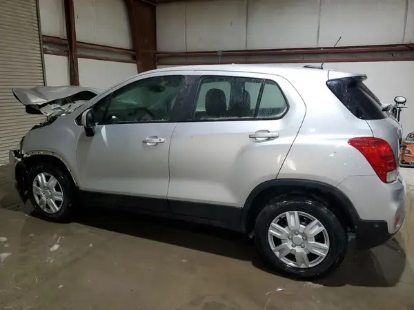 KL7CJKSB8JB563739 2018 CHEVROLET TRAX - Image 2