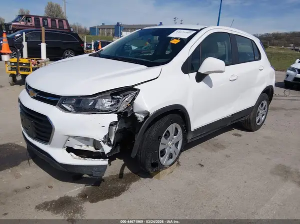 KL7CJKSB8JB573834 2018 CHEVROLET TRAX - Image 2