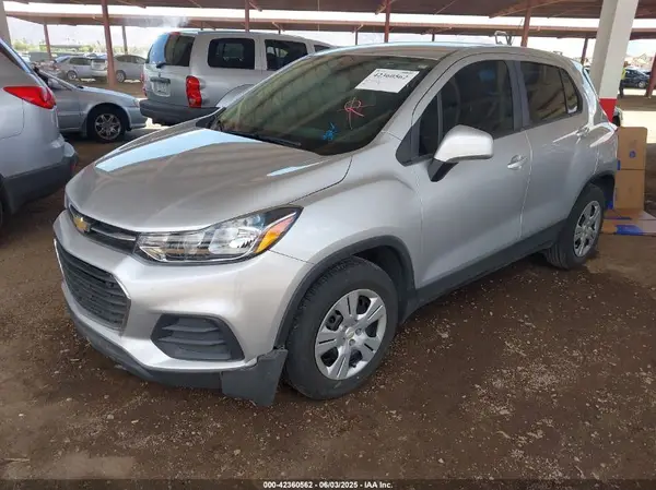 KL7CJKSB8JB574028 2018 CHEVROLET TRAX - Image 2