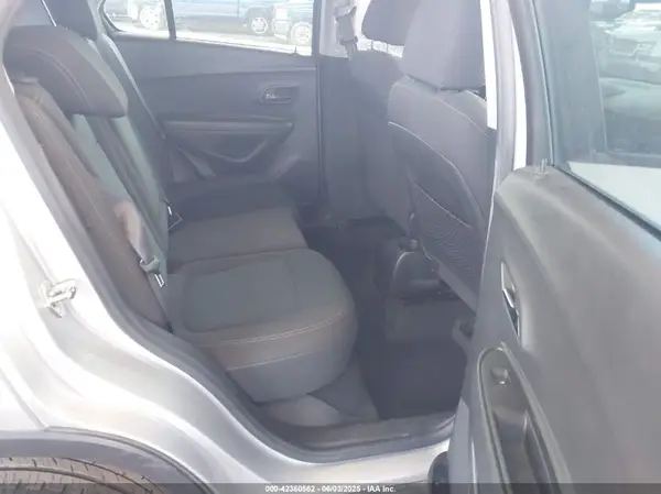 KL7CJKSB8JB574028 2018 CHEVROLET TRAX - Image 8
