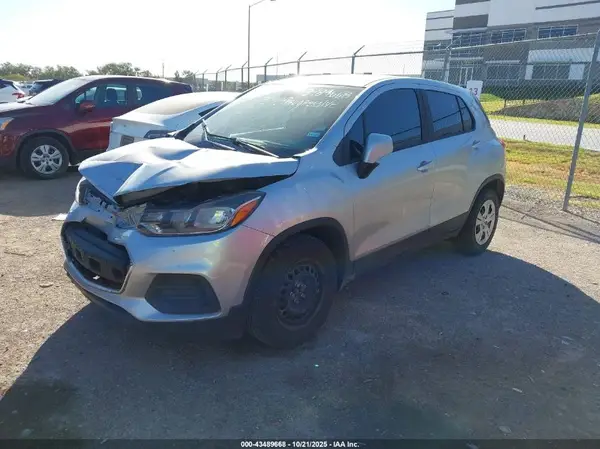 KL7CJKSB8JB580427 2018 CHEVROLET TRAX - Image 2
