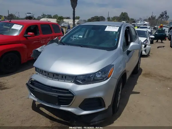 KL7CJKSB8JB593694 2018 CHEVROLET TRAX - Image 2