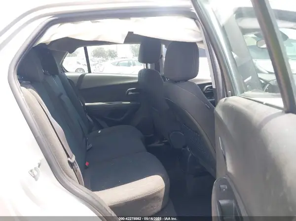 KL7CJKSB8JB593694 2018 CHEVROLET TRAX - Image 8