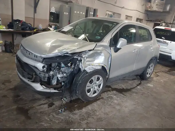 KL7CJKSB8JB606282 2018 CHEVROLET TRAX - Image 2