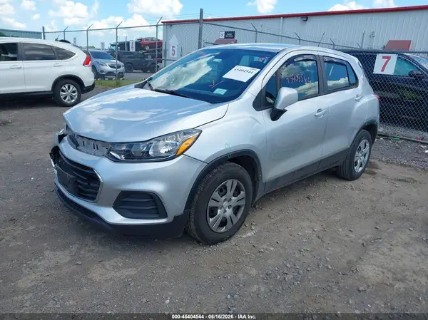 KL7CJKSB8JB647866 2018 CHEVROLET TRAX - Image 2