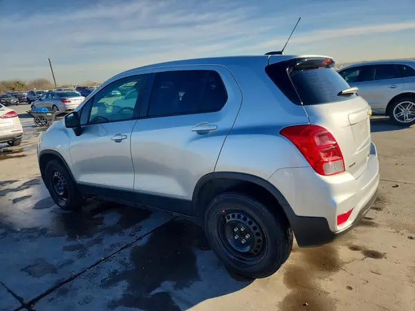 KL7CJKSB8JB699143 2018 CHEVROLET TRAX - Image 2
