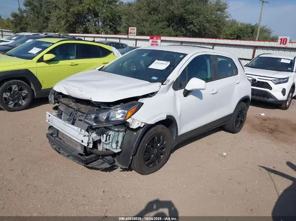 KL7CJKSB8JB704518 2018 CHEVROLET TRAX - Image 2