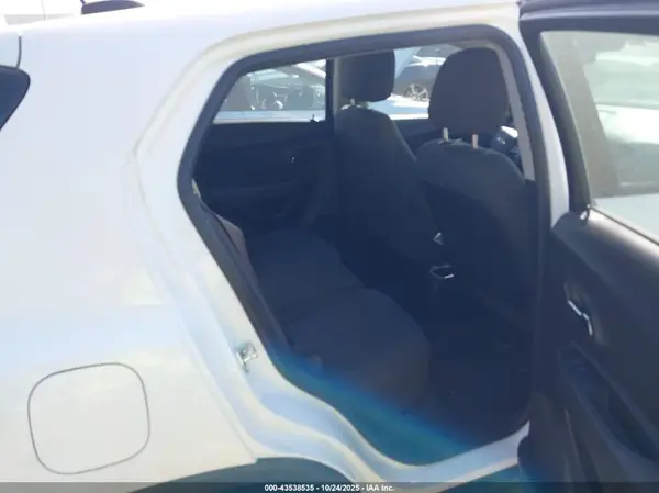 KL7CJKSB8JB704518 2018 CHEVROLET TRAX - Image 8