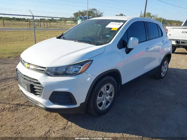 KL7CJKSB8JB723828 2018 CHEVROLET TRAX - Image 2