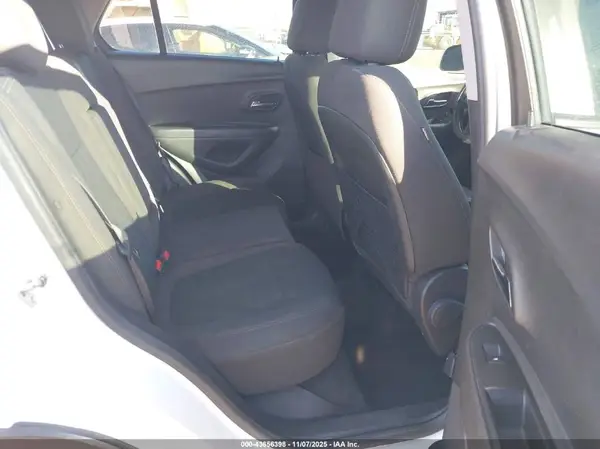 KL7CJKSB8JB723828 2018 CHEVROLET TRAX - Image 8