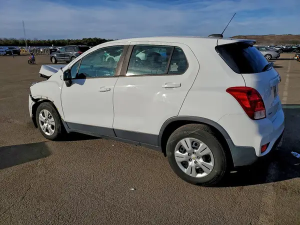 KL7CJKSB8JB732609 2018 CHEVROLET TRAX - Image 2