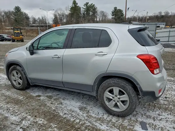 KL7CJKSB8LB017901 2020 CHEVROLET TRAX - Image 2