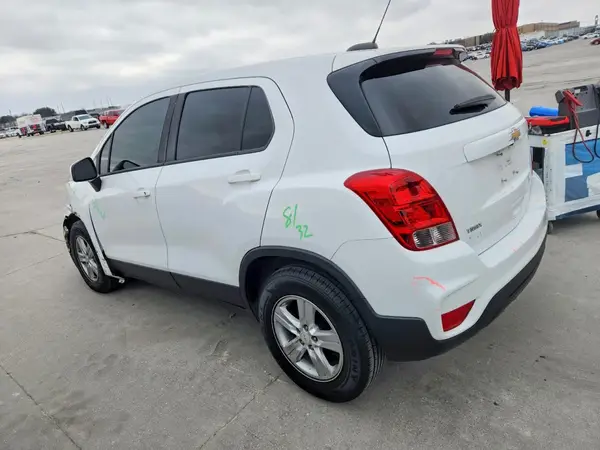 KL7CJKSB8LB019566 2020 CHEVROLET TRAX - Image 2
