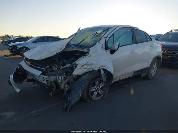 KL7CJKSB8LB028882 2020 CHEVROLET TRAX - Image 2