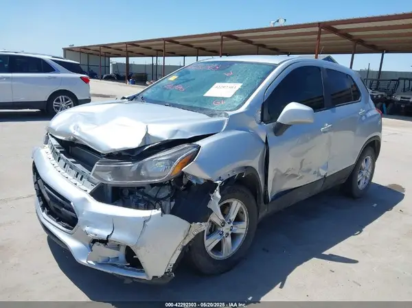 KL7CJKSB8LB030471 2020 CHEVROLET TRAX - Image 2