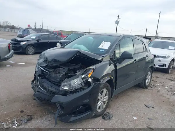 KL7CJKSB8LB045889 2020 CHEVROLET TRAX - Image 2