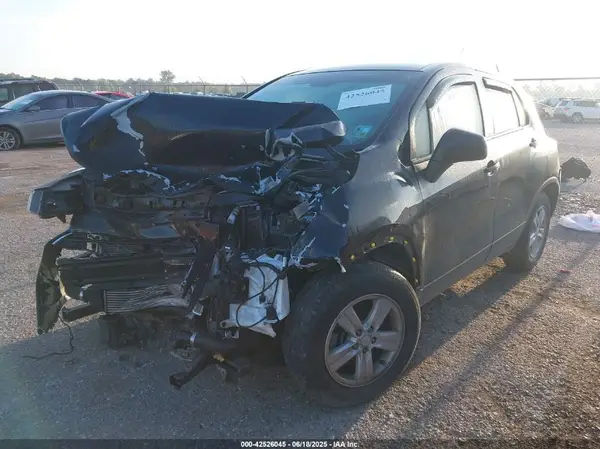 KL7CJKSB8MB301613 2021 CHEVROLET TRAX - Image 2