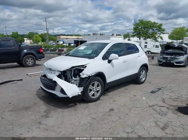 KL7CJKSB8MB302437 2021 CHEVROLET TRAX - Image 2