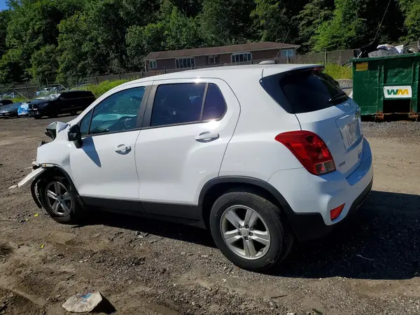 KL7CJKSB8MB305712 2021 CHEVROLET TRAX - Image 2