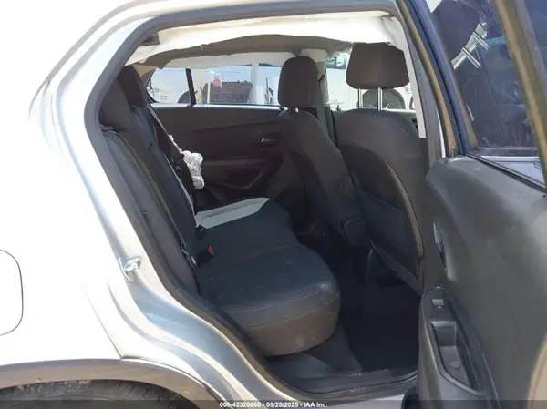 KL7CJKSB8MB307752 2021 CHEVROLET TRAX - Image 8