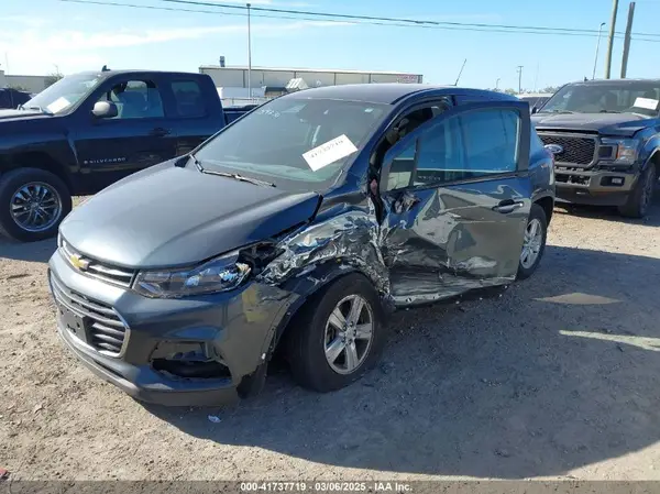 KL7CJKSB8MB310957 2021 CHEVROLET TRAX - Image 2