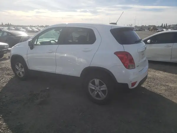 KL7CJKSB8MB313101 2021 CHEVROLET TRAX - Image 2