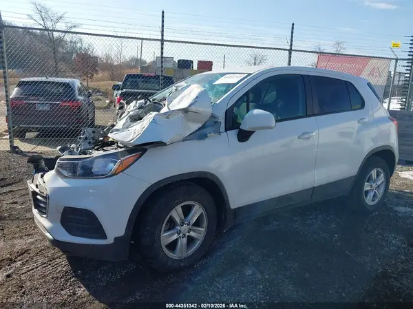 KL7CJKSB8MB316788 2021 CHEVROLET TRAX - Image 2