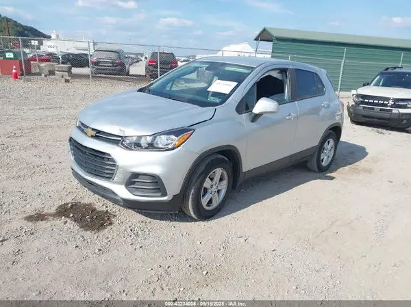 KL7CJKSB8MB321621 2021 CHEVROLET TRAX - Image 2