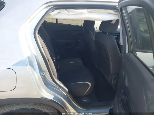 KL7CJKSB8MB321621 2021 CHEVROLET TRAX - Image 8