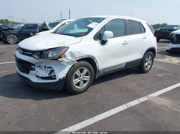 KL7CJKSB8MB332909 2021 CHEVROLET TRAX - Image 2