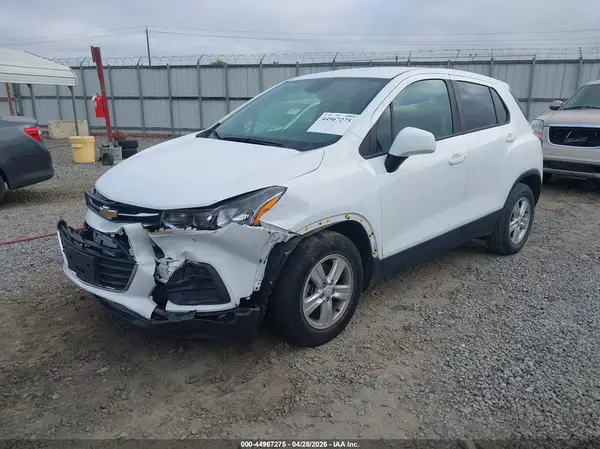 KL7CJKSB8MB336071 2021 CHEVROLET TRAX - Image 2