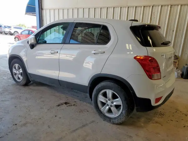 KL7CJKSB8MB360435 2021 CHEVROLET TRAX - Image 2