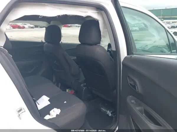 KL7CJKSB9JB529549 2018 CHEVROLET TRAX - Image 8