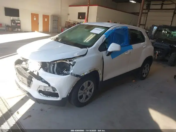 KL7CJKSB9JB607876 2018 CHEVROLET TRAX - Image 2