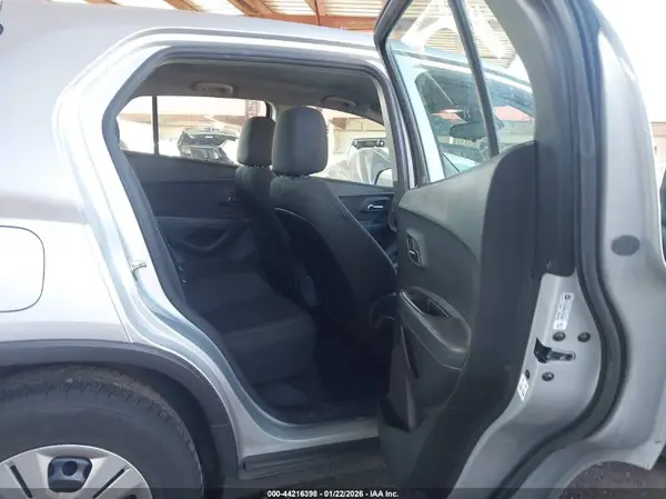 KL7CJKSB9JB722087 2018 CHEVROLET TRAX - Image 8