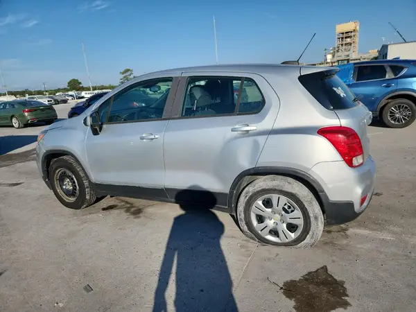 KL7CJKSB9JB723076 2018 CHEVROLET TRAX - Image 2