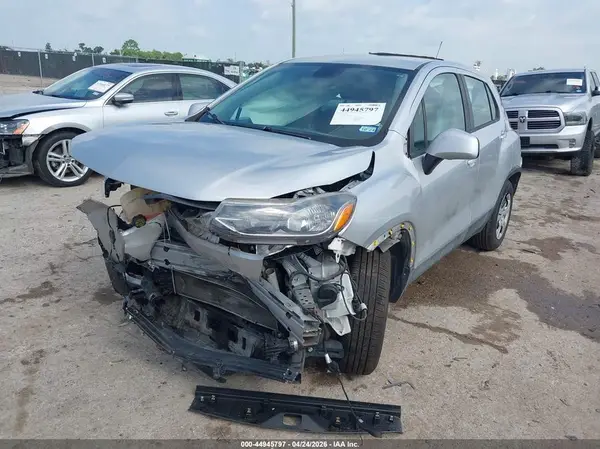 KL7CJKSB9JB731484 2018 CHEVROLET TRAX - Image 2