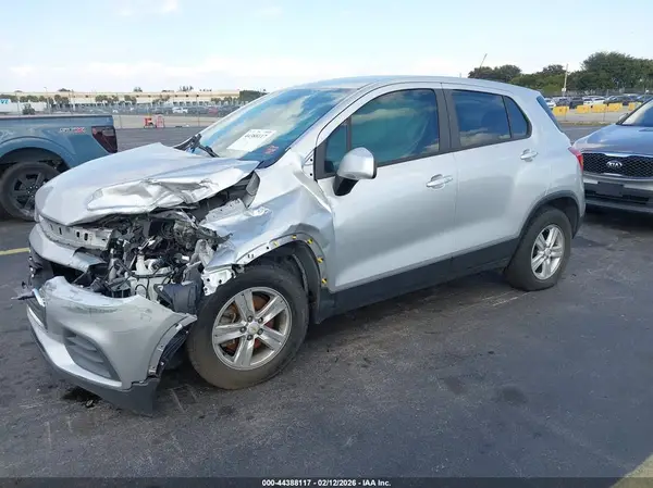 KL7CJKSB9LB039132 2020 CHEVROLET TRAX - Image 2
