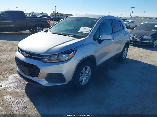 KL7CJKSB9LB320458 2020 CHEVROLET TRAX - Image 2