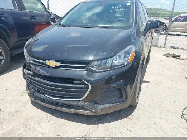 KL7CJKSB9LB325627 2020 CHEVROLET TRAX - Image 2
