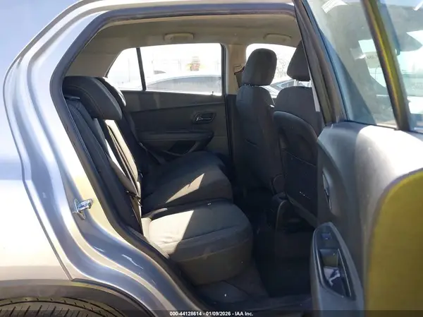 KL7CJKSBXHB047635 2017 CHEVROLET TRAX - Image 8
