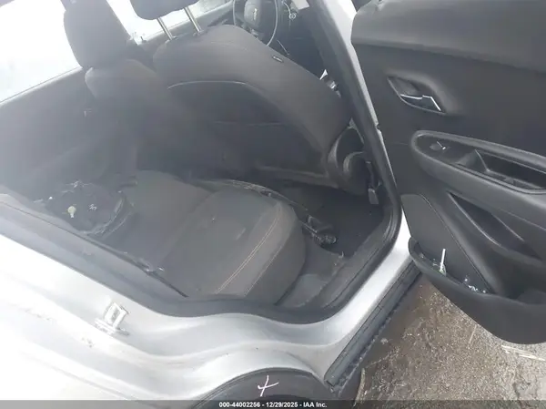 KL7CJKSBXJB509083 2018 CHEVROLET TRAX - Image 8