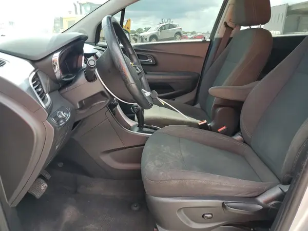 KL7CJKSBXJB547557 2018 CHEVROLET TRAX - Image 5