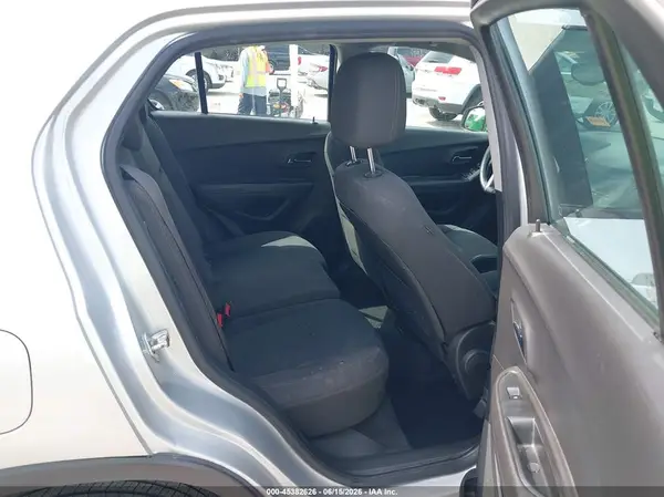 KL7CJKSBXJB555917 2018 CHEVROLET TRAX - Image 8