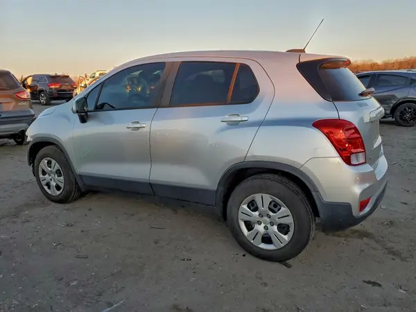 KL7CJKSBXJB576783 2018 CHEVROLET TRAX - Image 2