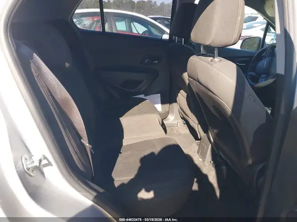 KL7CJKSBXJB586651 2018 CHEVROLET TRAX - Image 8