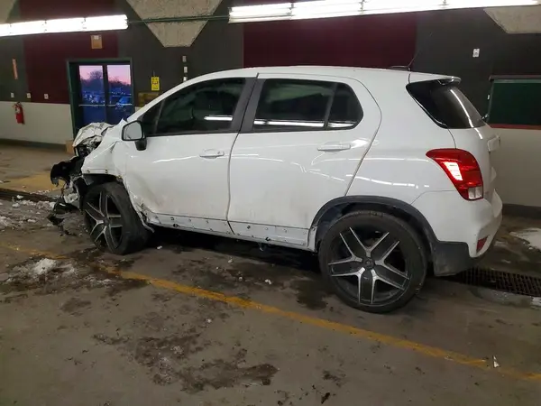 KL7CJKSBXJB603027 2018 CHEVROLET TRAX - Image 2