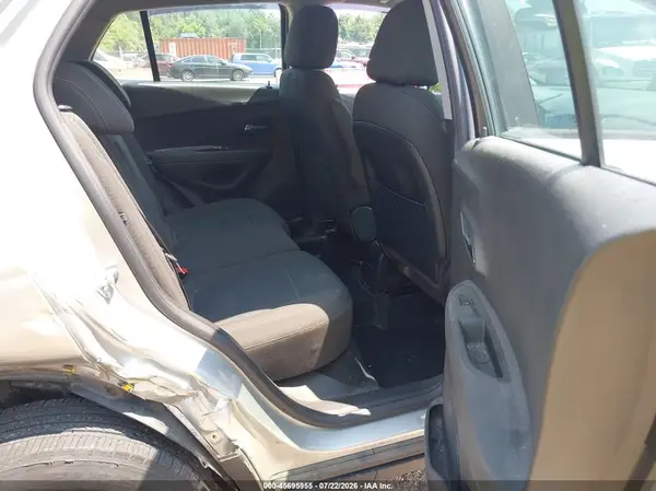 KL7CJKSBXJB715813 2018 CHEVROLET TRAX - Image 8